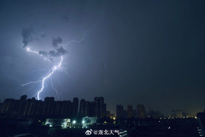 武汉天空电闪雷鸣、冲上热搜 冲上热搜了吗,柳州城西北