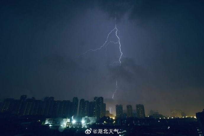 武汉天空电闪雷鸣、冲上热搜 冲上热搜了吗,柳州城西北