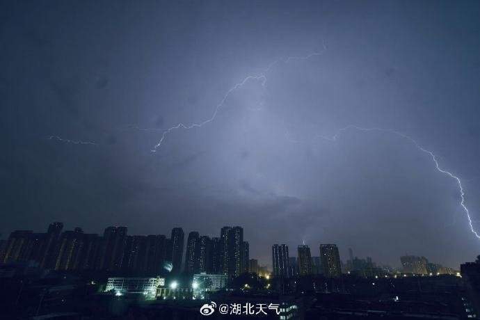武汉天空电闪雷鸣、冲上热搜 冲上热搜了吗,柳州城西北
