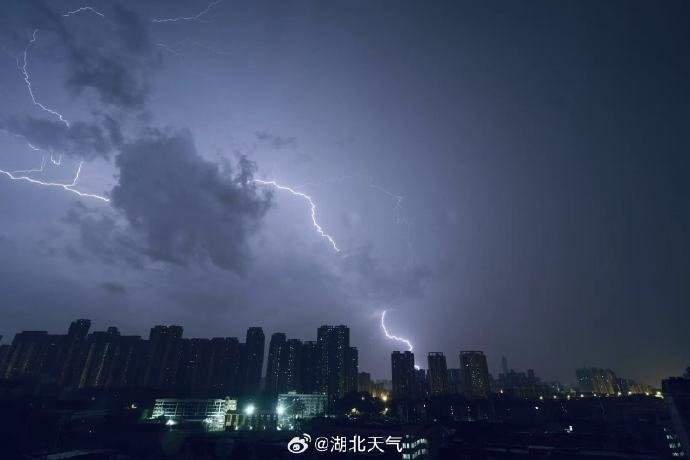 武汉天空电闪雷鸣、冲上热搜 冲上热搜了吗,柳州城西北