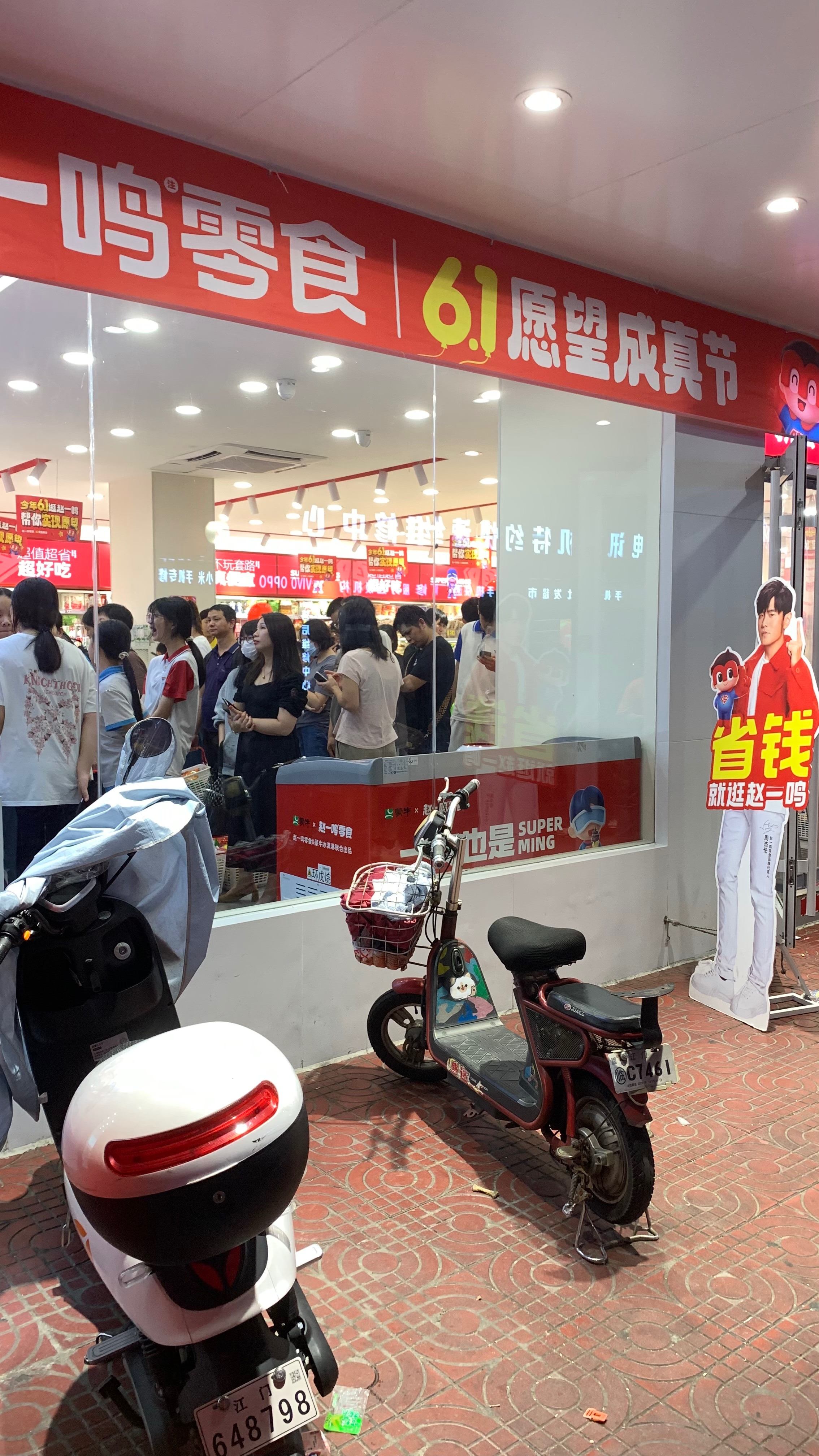 这就是超市和便利店那个的原因，各行各业都会被资本么么哒 超市跟便利店