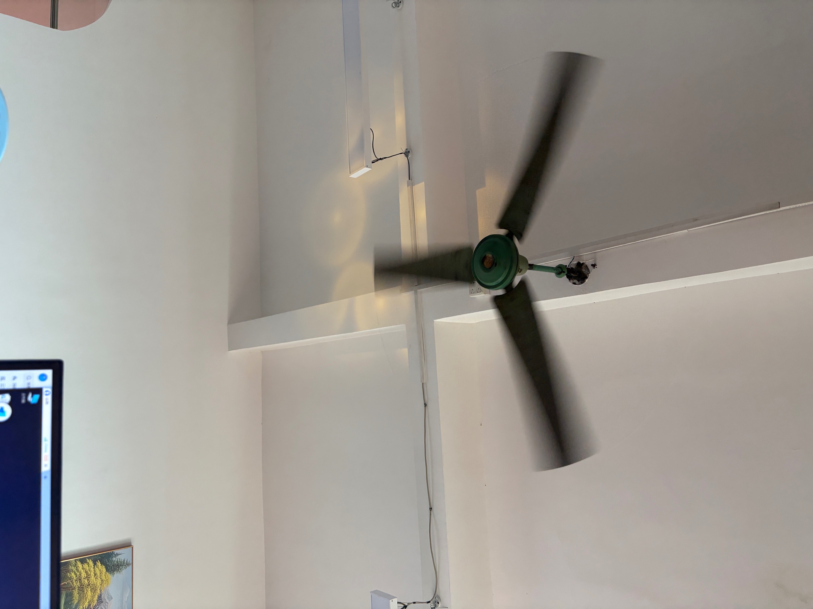 三十几度的天气都不开空调，热成狗 