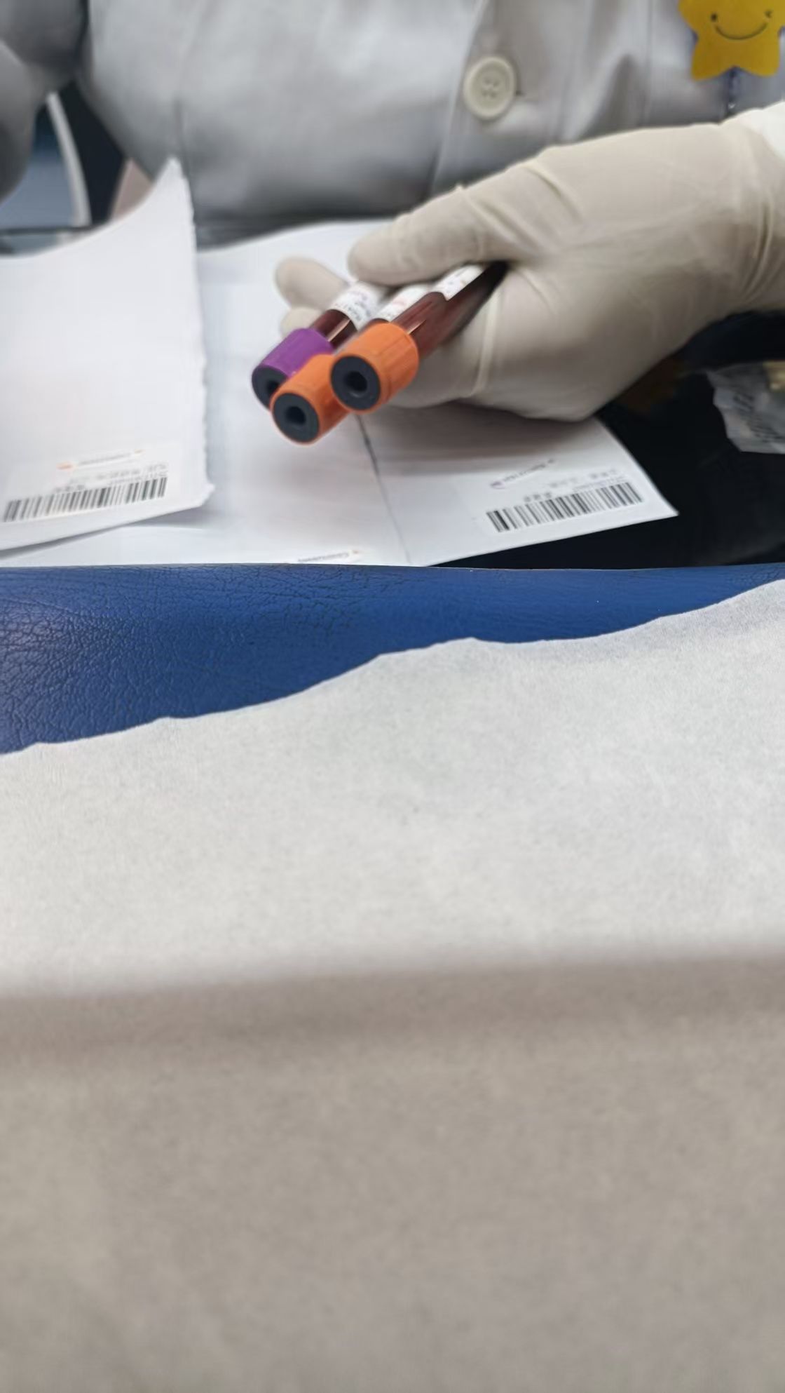 今天抽了三瓶血 